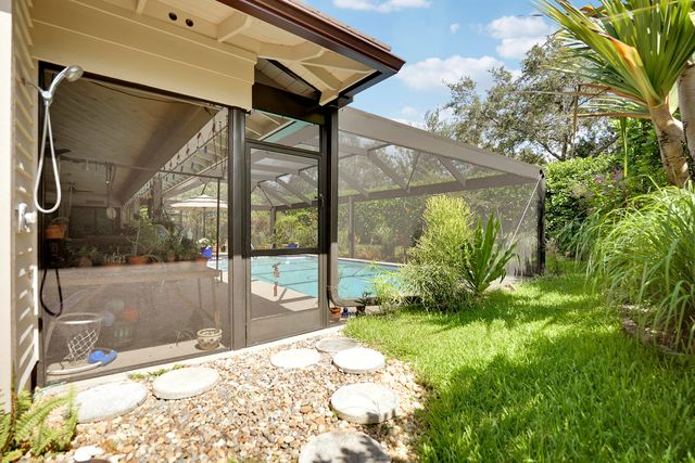 11 Alnwick Road, Palm Beach Gardens, FL 33418