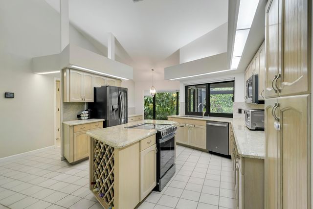 11 Alnwick Road, Palm Beach Gardens, FL 33418