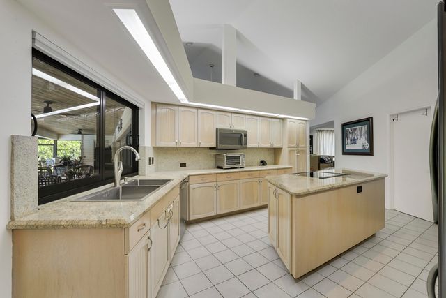 11 Alnwick Road, Palm Beach Gardens, FL 33418