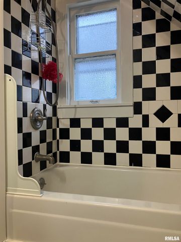 312 N 2ND Avenue, Canton, IL 61520