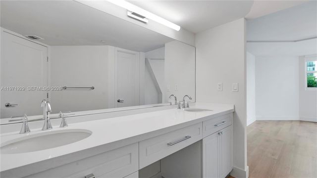 555 NE 34th St 1004, Miami, FL 33137