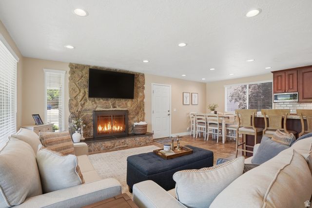 2590 E COUNTRY AVE, Cottonwood Heights, UT 84121