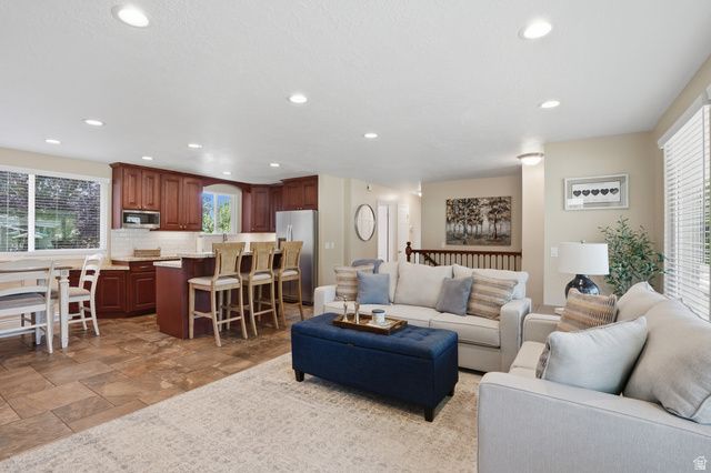 2590 E COUNTRY AVE, Cottonwood Heights, UT 84121