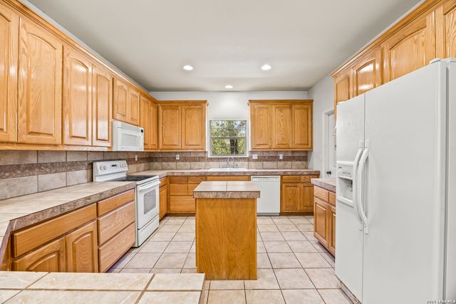 828 County Road 334, Stockdale, TX 78160