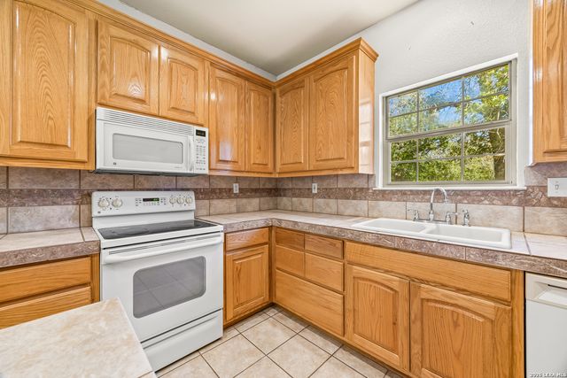 828 County Road 334, Stockdale, TX 78160