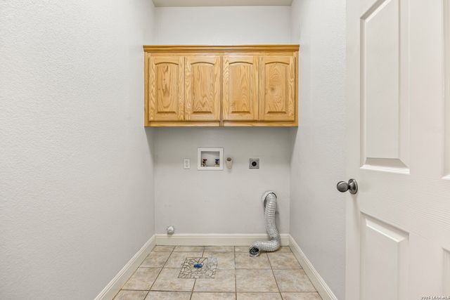 828 County Road 334, Stockdale, TX 78160