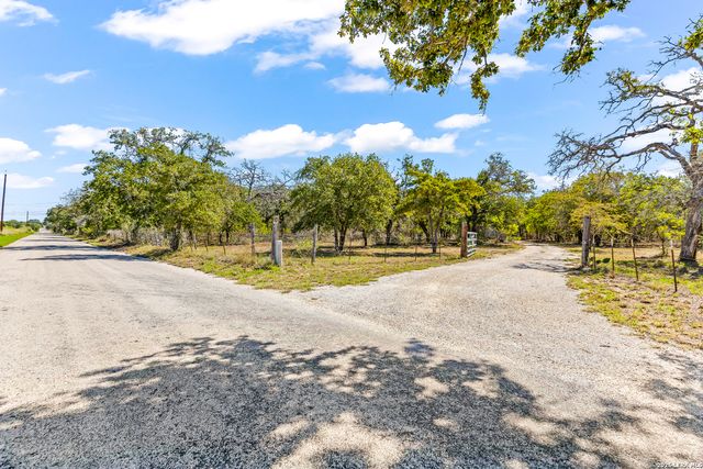 828 County Road 334, Stockdale, TX 78160