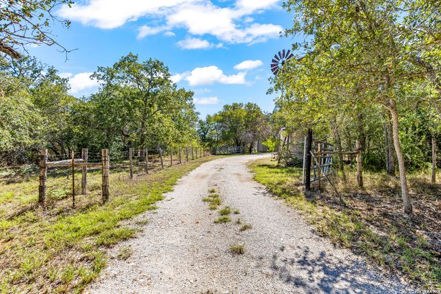 828 County Road 334, Stockdale, TX 78160