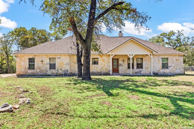 828 County Road 334, Stockdale, TX 78160
