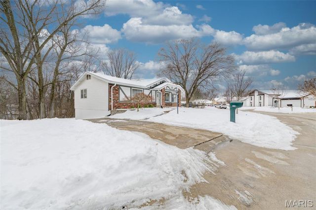 12240 Spring Place Court, Maryland Heights, MO 63043