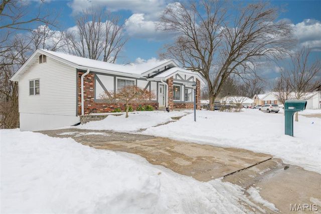 12240 Spring Place Court, Maryland Heights, MO 63043