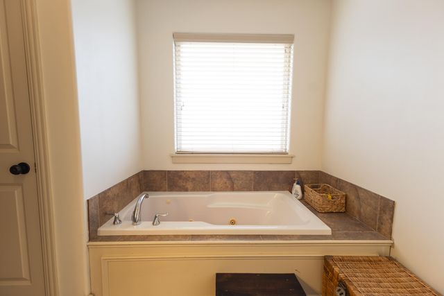 1121 BRADFORD CIR, Moberly, MO 65270