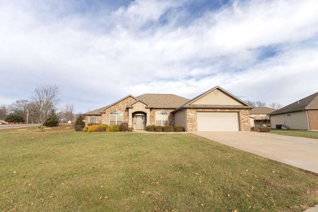 1121 BRADFORD CIR, Moberly, MO 65270