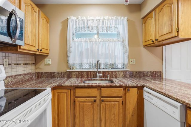 66 Mansfield Avenue, Manchester, NJ 08759