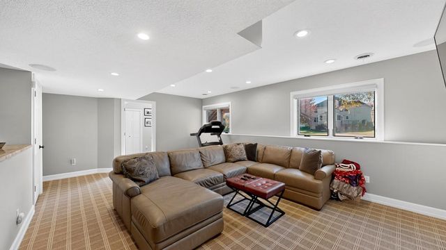 8690 W 176th Street W, Lakeville, MN 55044