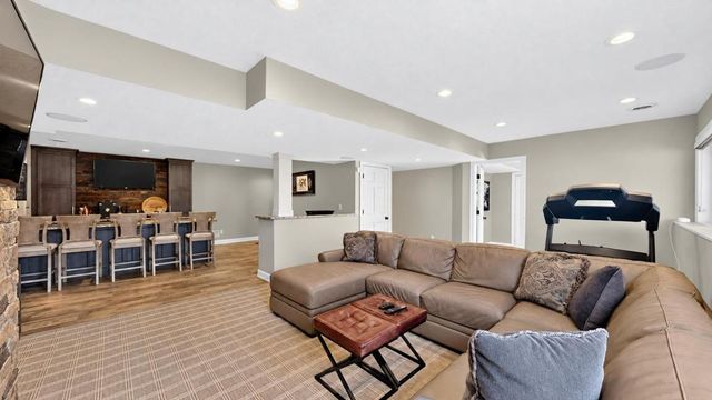 8690 W 176th Street W, Lakeville, MN 55044