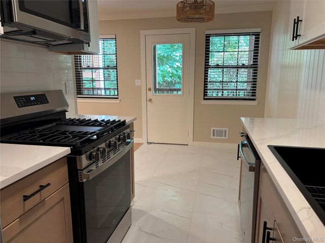 452 Somerset Drive F, Pearl River, NY 10965