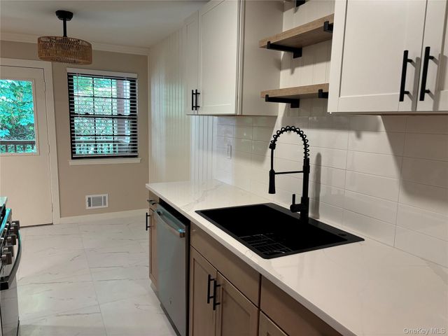 452 Somerset Drive F, Pearl River, NY 10965