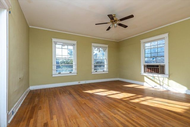 195 N WALTHALL ST, Holly Springs, MS 38635