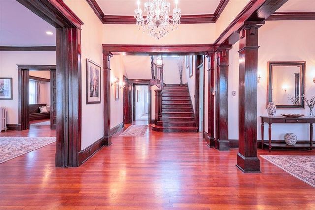 195 N WALTHALL ST, Holly Springs, MS 38635