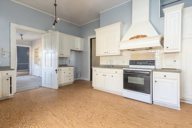 195 N WALTHALL ST, Holly Springs, MS 38635