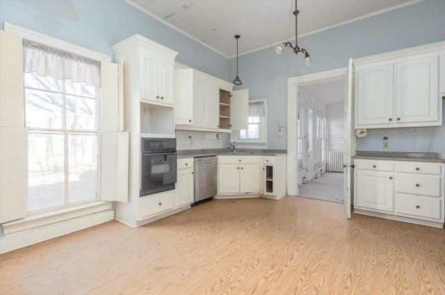 195 N WALTHALL ST, Holly Springs, MS 38635