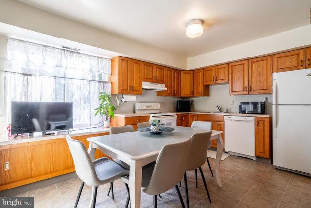 8 DICKENSON, Sicklerville, NJ 08081