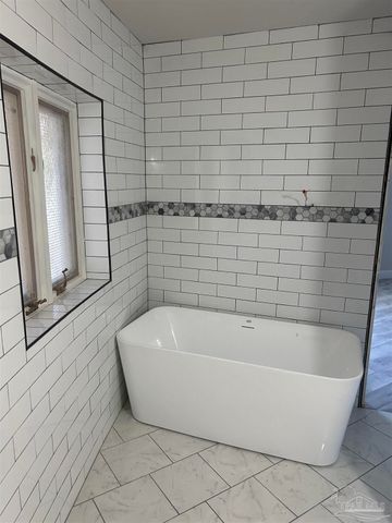 3056 Bay St, Gulf Breeze, FL 32563