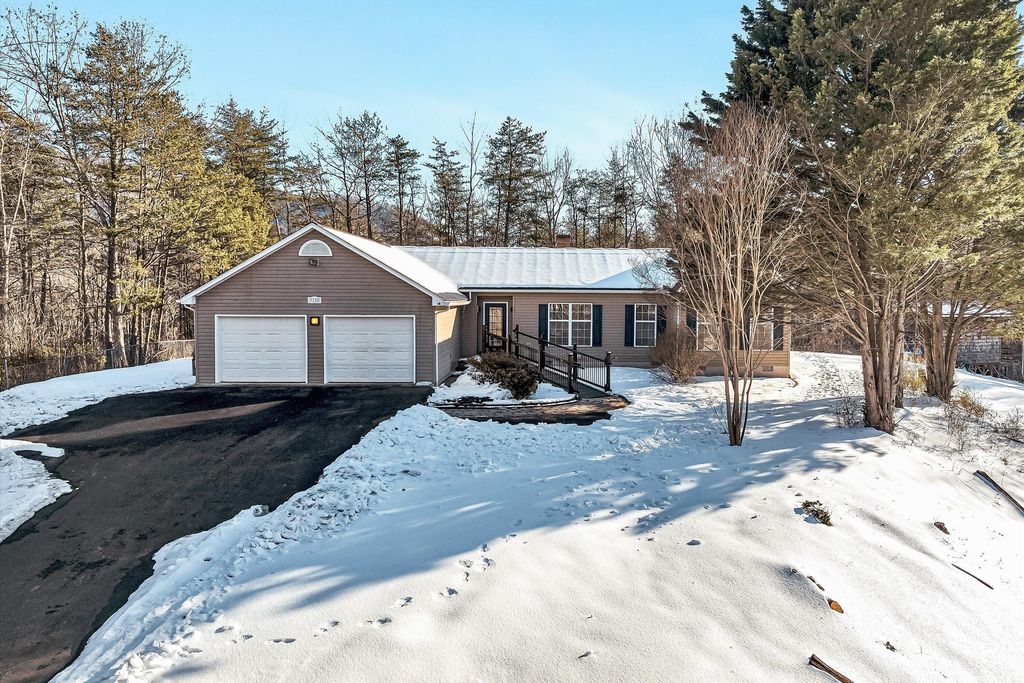 3120 Carvins Cove RD, Salem, VA 24153