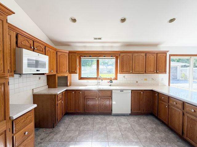7706 WARWICK Avenue, Darien, IL 60561