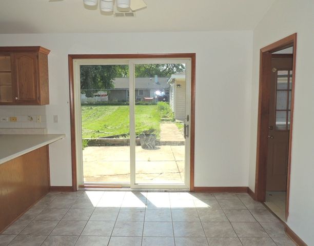 7706 WARWICK Avenue, Darien, IL 60561