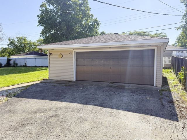 7706 WARWICK Avenue, Darien, IL 60561