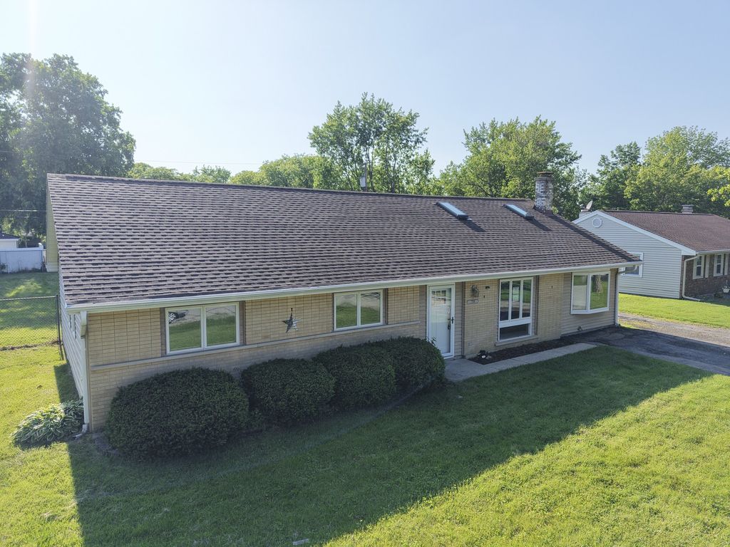 7706 WARWICK Avenue, Darien, IL 60561