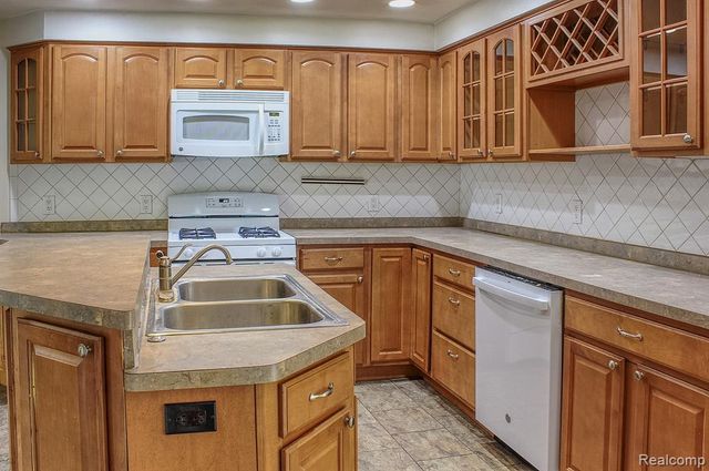 1208 Genella Street, Waterford, MI 48328