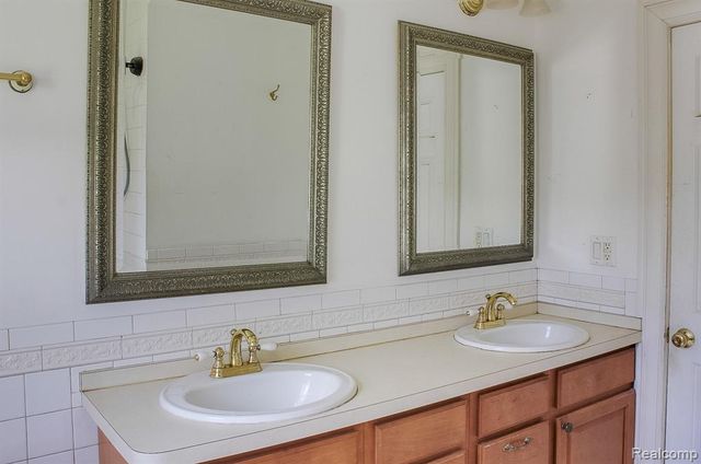 1208 Genella Street, Waterford, MI 48328