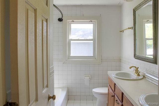 1208 Genella Street, Waterford, MI 48328