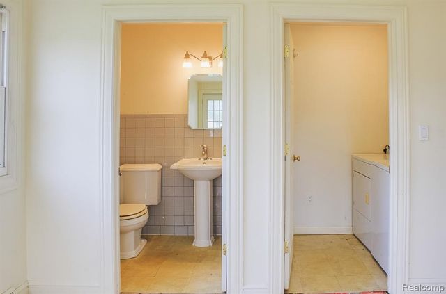 1208 Genella Street, Waterford, MI 48328