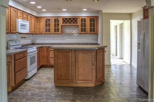1208 Genella Street, Waterford, MI 48328