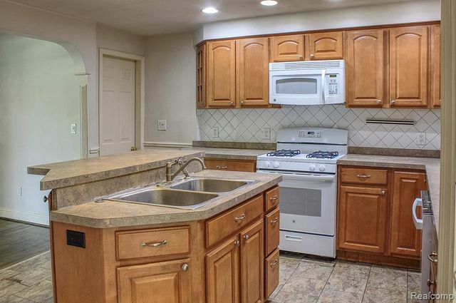1208 Genella Street, Waterford, MI 48328