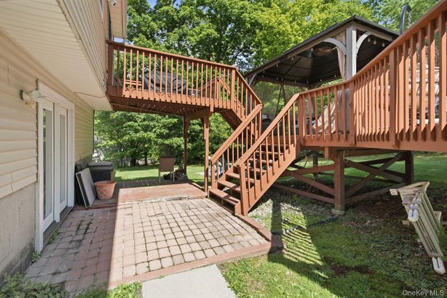 17 Old Hemlock Drive, New Windsor, NY 12553
