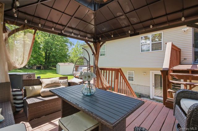 17 Old Hemlock Drive, New Windsor, NY 12553