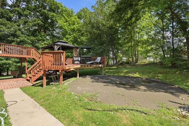 17 Old Hemlock Drive, New Windsor, NY 12553