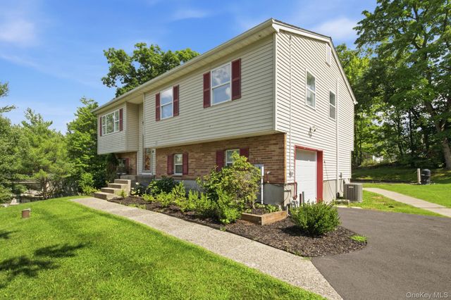 17 Old Hemlock Drive, New Windsor, NY 12553