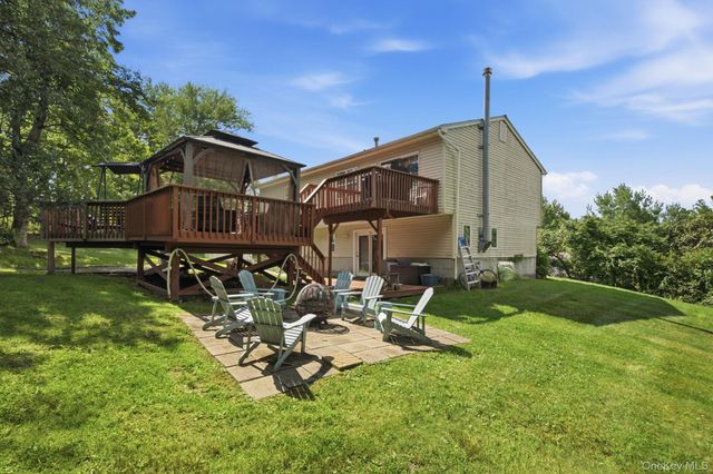 17 Old Hemlock Drive, New Windsor, NY 12553