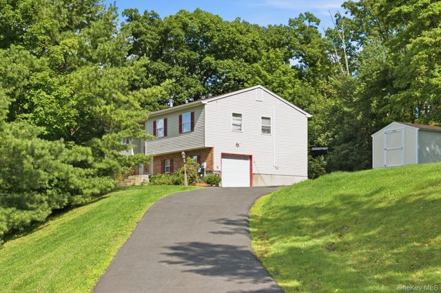 17 Old Hemlock Drive, New Windsor, NY 12553
