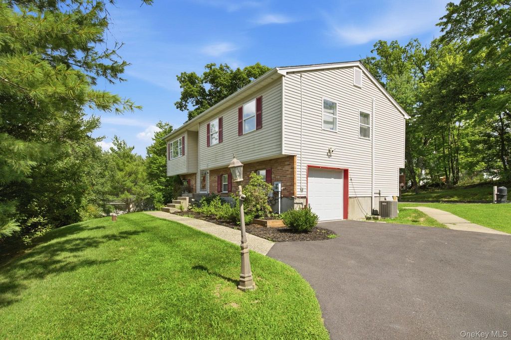 17 Old Hemlock Drive, New Windsor, NY 12553 — exterior