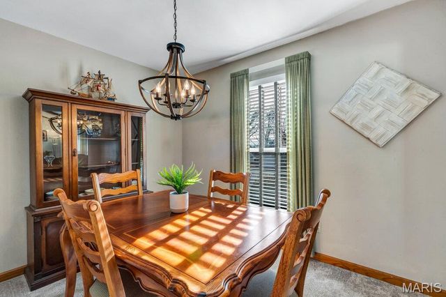 4727 Ringer Road, St Louis, MO 63129