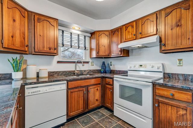 4727 Ringer Road, St Louis, MO 63129