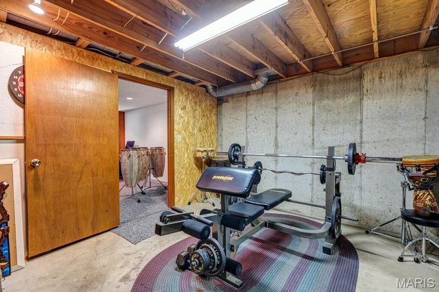 4727 Ringer Road, St Louis, MO 63129