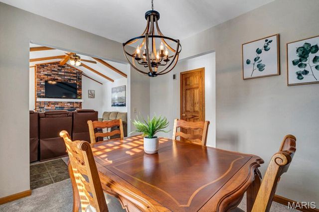 4727 Ringer Road, St Louis, MO 63129